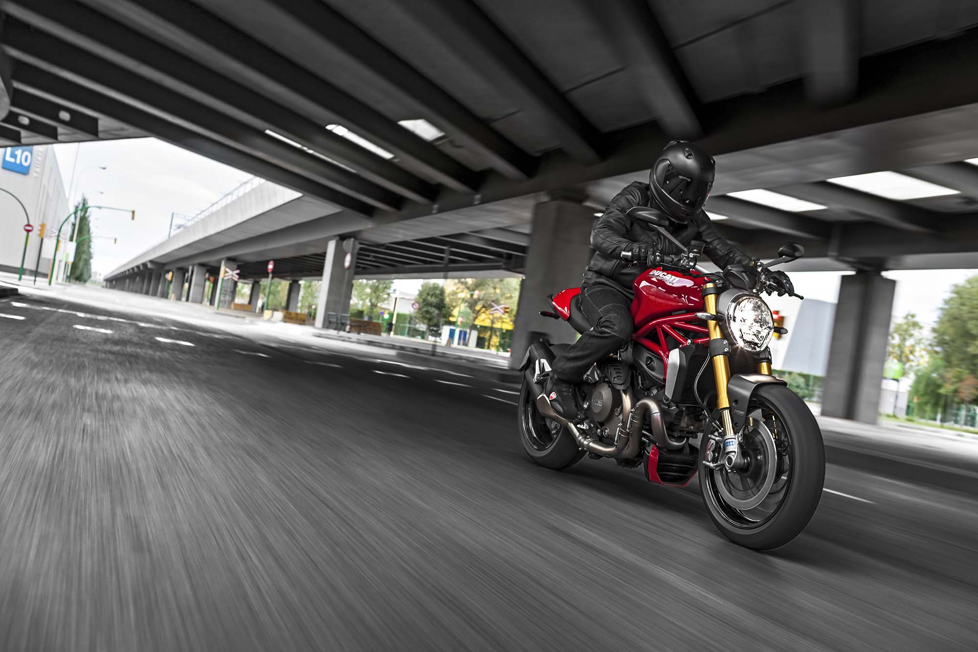 2014-ducati-monster-1200-action-01.jpg Мотоцикл Ducati Monster 1200S 2014