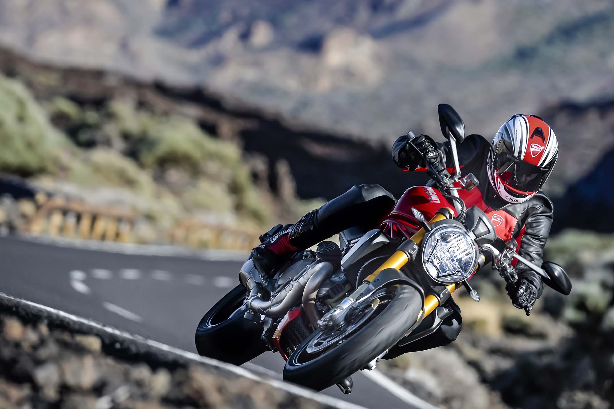 2014-ducati-monster-1200-action-25.jpg Мотоцикл Ducati Monster 1200S 2014