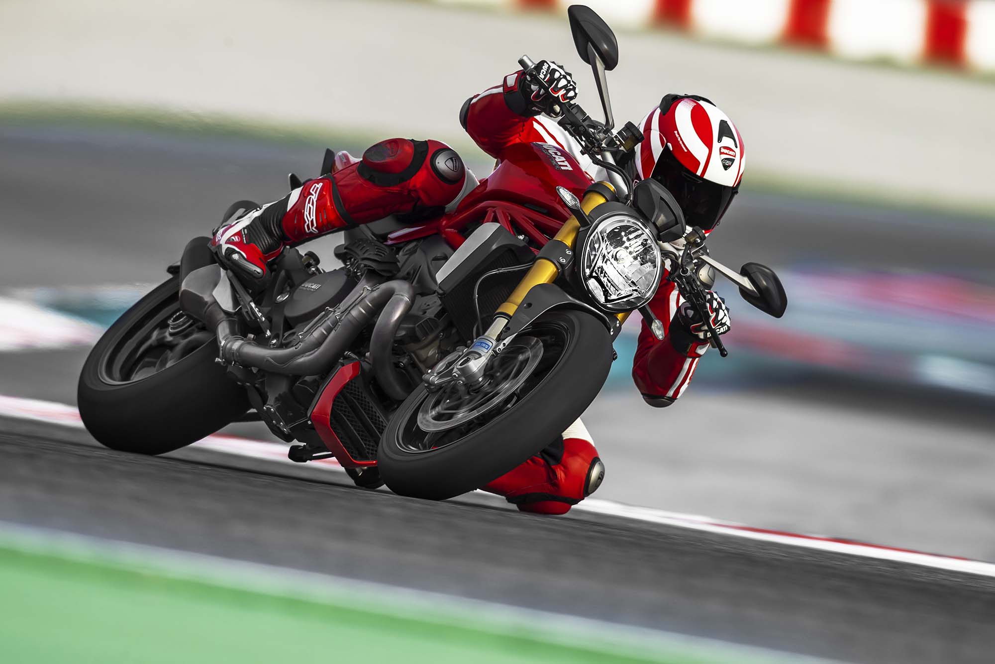 2014-ducati-monster-1200-action-48.jpg Мотоцикл Ducati Monster 1200S 2014